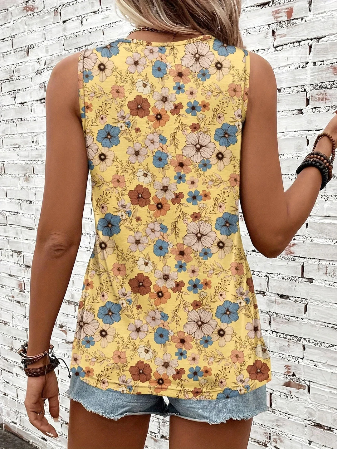 Lilou - Casual Summer Top With Floral Print