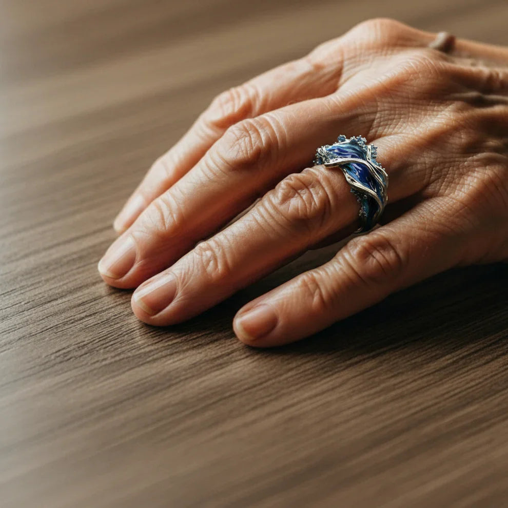 Leizuri - Vintage Gold Ring With Ocean Wave Motif