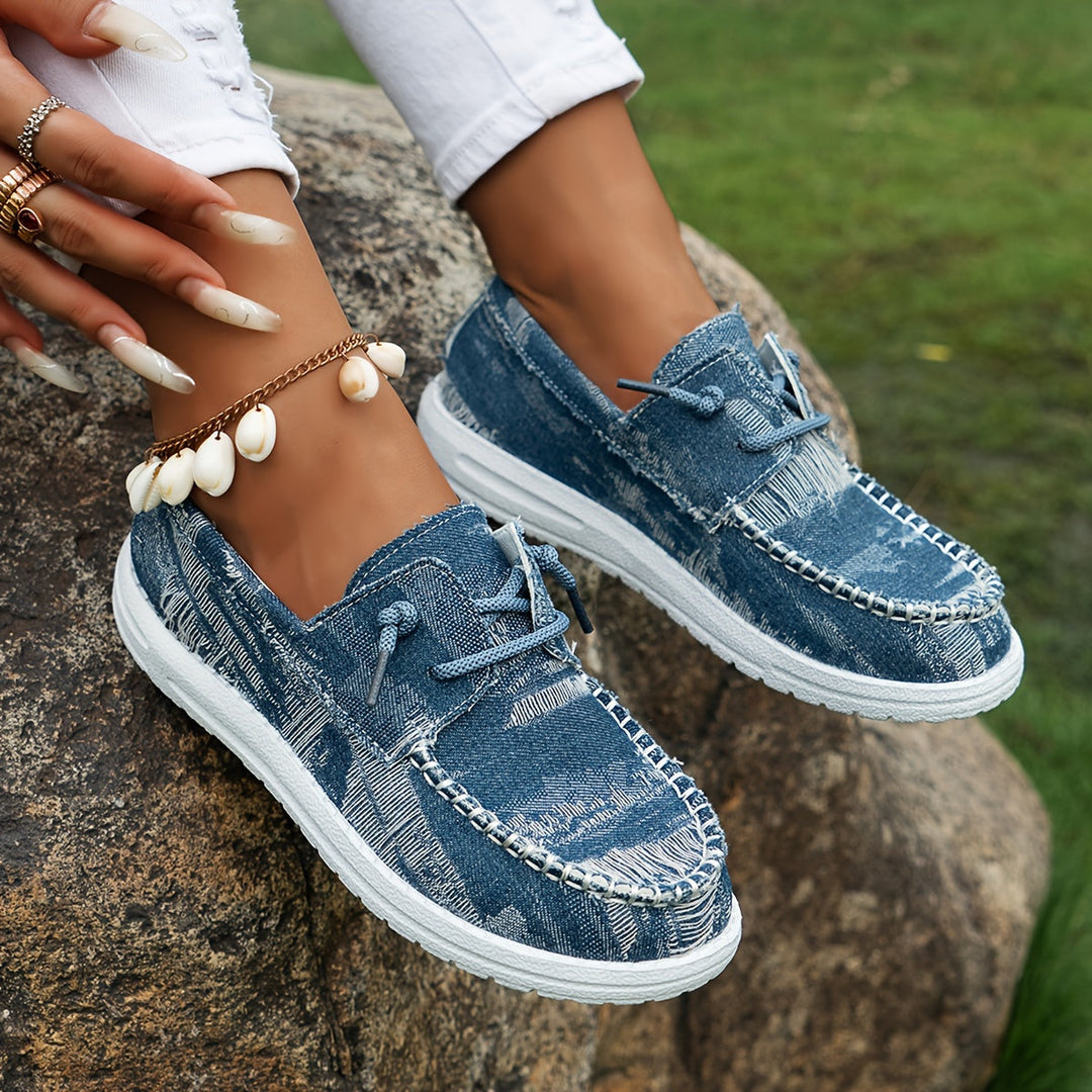 Astretira - Comfortable Lace-Up Flat Sneakers