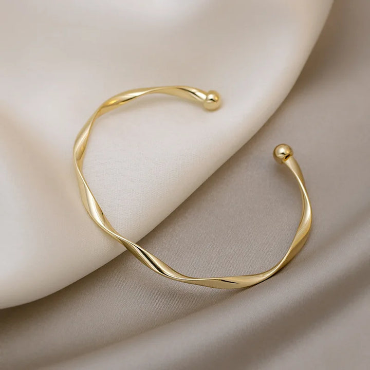 Elara - Elegant Twist Bracelet