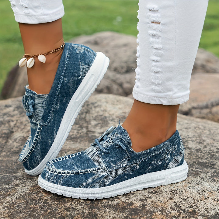 Astretira - Comfortable Lace-Up Flat Sneakers